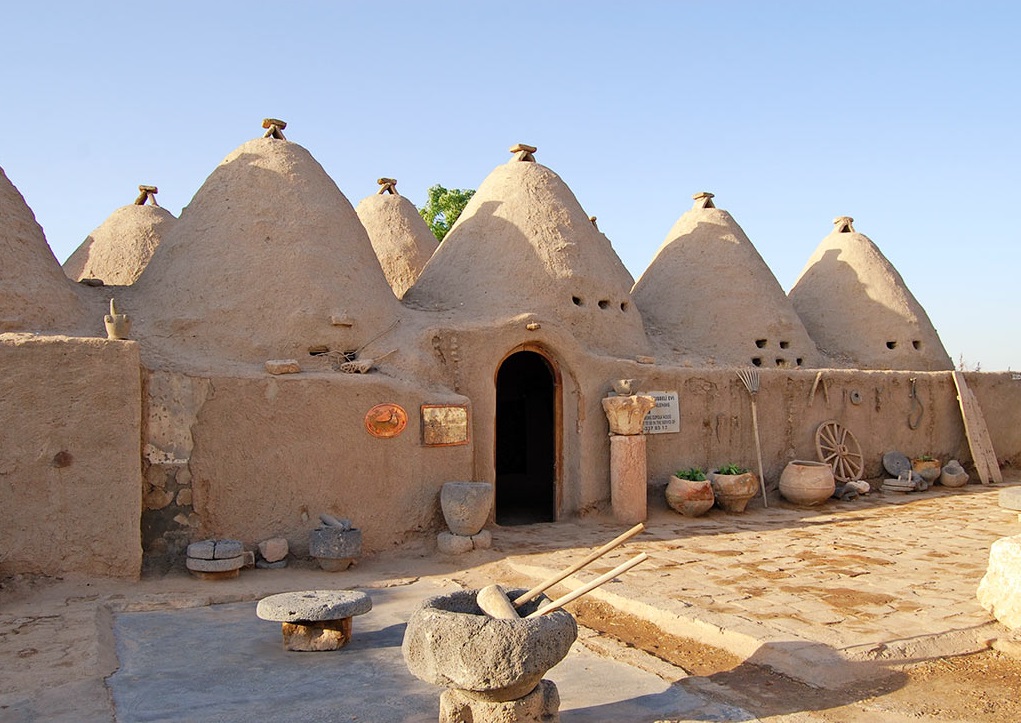 上图：哈兰传统的蜂巢房（Harran Beehive Houses），这种建筑样式至少有3000多年的历史，由粘土砖和土制成。蜂巢的形状可以抵挡炎热、保持凉爽空气，还可以抵抗地震、暴风和季节性暴雨。