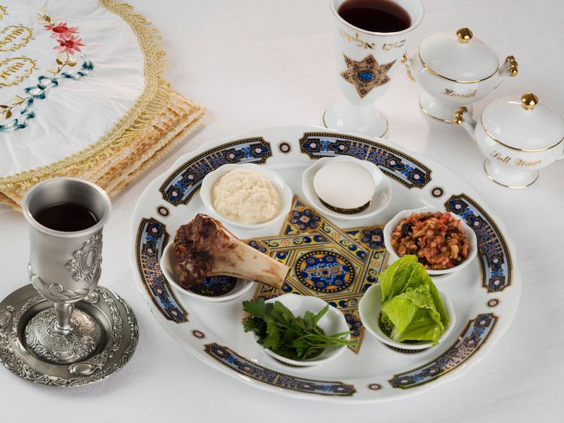 上图：现代犹太人逾越节筵席（Passover Seder）的晚餐盘（Seder Plate）上放着6样象征性的食物：苦菜（Maror，象征以色列人在埃及为奴所受的苦）、拌蔬菜（Chazeret，象征在以色列人在埃及为奴时干农活）、蘸酱（Charoset，象征在以色列人在埃及为奴时用砂浆做砖）、芹菜（Karpas，沾盐水吃，象征把羊血涂在门楣上的牛膝草）、羊骨（Zeroa，象征逾越节的羔羊）、鸡蛋（Beitzah，象征献祭）。在逾越节的筵席上还要吃无酵饼，喝四杯酒。