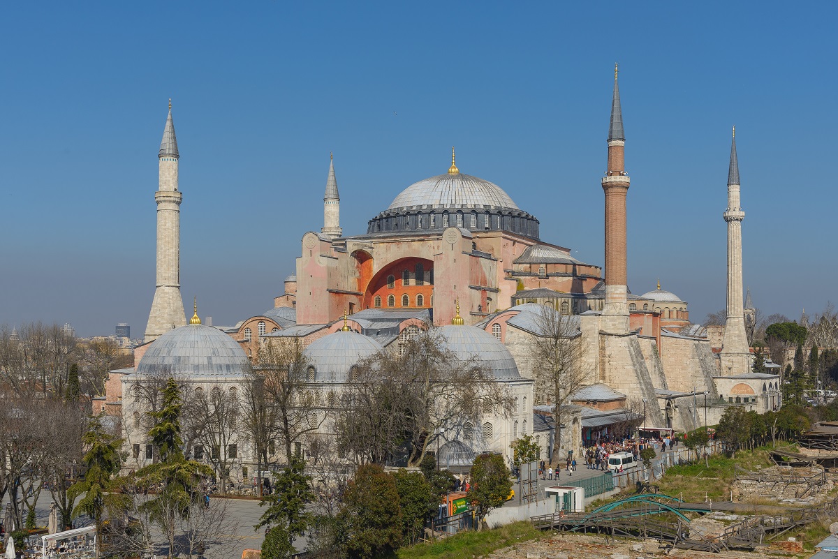 上图：位于土耳其伊斯坦布尔的圣索菲亚大教堂（Hagia Sophia），从主后537至1453年是东正教的君士坦丁堡牧首圣座教堂。1453年君士坦丁堡沦陷后，被奥斯曼土耳其帝国改成了穆斯林的清真寺，1935年以后又变成博物馆。外来的征服者将旧宗教的祠庙接收过来，作为他们自己崇拜的地点，是历史上很普遍的现象。如雅典卫城的帕特农神庙（Parthenon），最初被用来祭祀雅典娜，主后5世纪被罗马帝国改成基督教教堂，1456年又被奥斯曼土耳其帝国改成清真寺。但神并不允许利用异教的建筑、工具来敬拜祂。