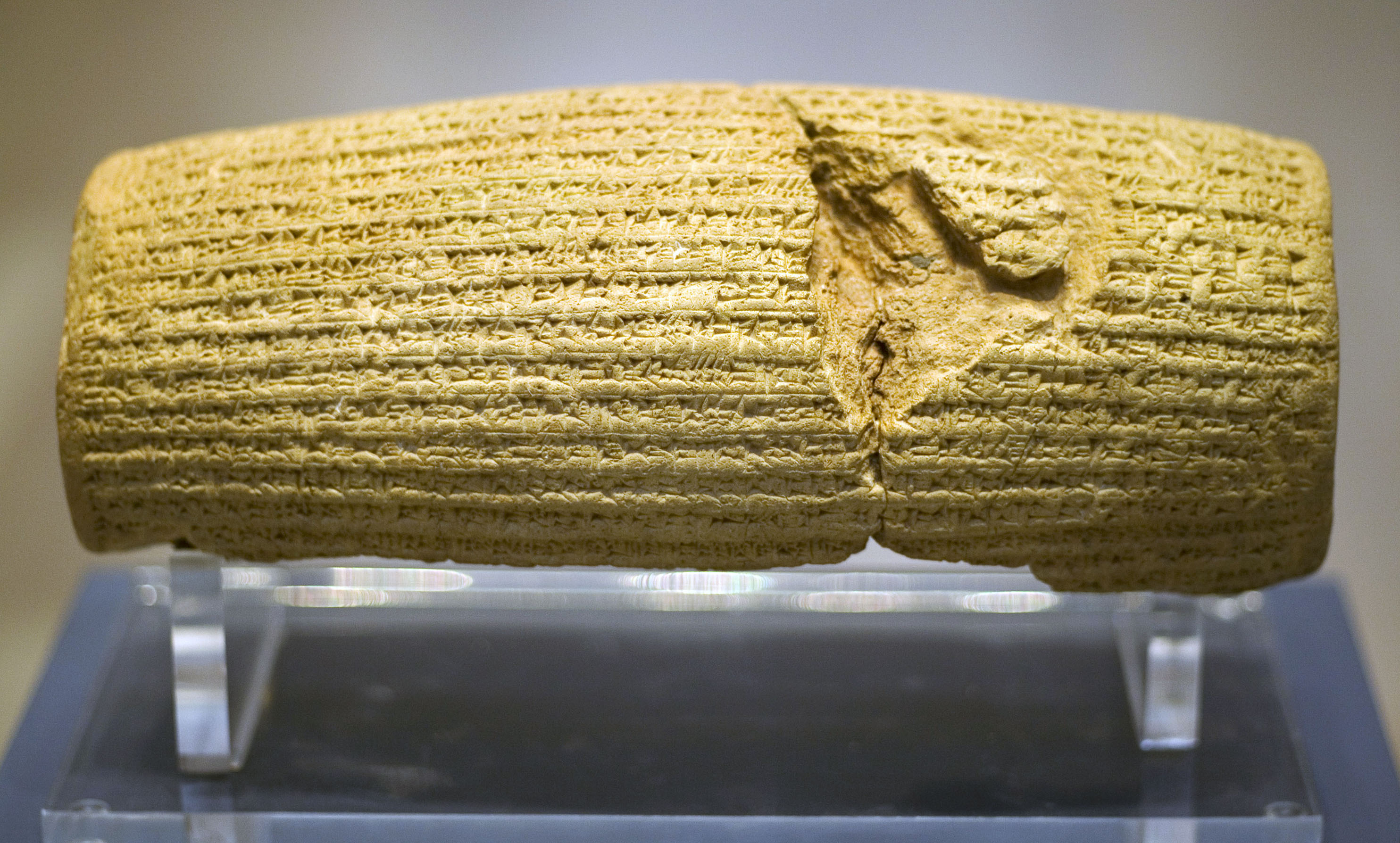 上图：巴比伦遗址出土的居鲁士圆柱（Cyrus Cylinder?）是一个主前6世纪的泥制圆筒，以居鲁士大帝（Cyrus the Great，主前539-530年在位）的名义用古代阿卡德语楔形文字写成，现存于大英博物馆。居鲁士圆柱上的铭文记载，波斯攻陷巴比伦以后，居鲁士大帝宣布释放所有的奴隶回乡，这是居鲁士大帝允许被掳巴比伦的犹太人重返耶路撒冷的证据。