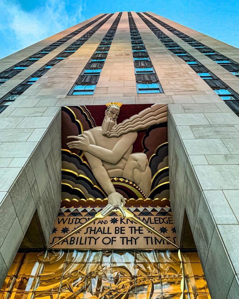 上图：纽约曼哈顿洛克菲勒广场30号（30 Rockefeller Plaza）的正门入口装饰，上面的文字引自《以赛亚书》：「你一生一世必得安稳——有丰盛的救恩，并智慧和知识；你以敬畏耶和华为至宝」（赛三十三6）。