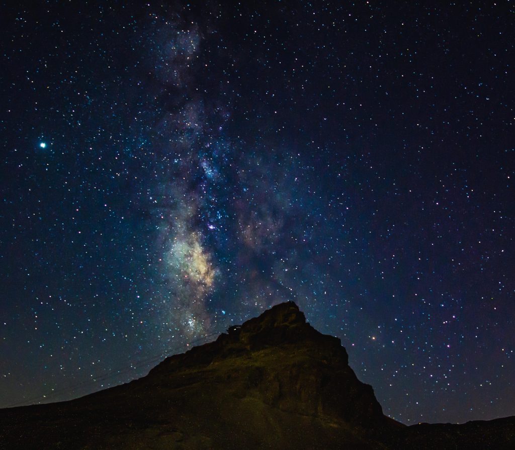 上图：从死海旁边的马萨达磐石（Masada）仰望银河。宇宙如此浩瀚，神也能「数点星宿的数目，一一称它的名」（诗一百四十七4）。但更奇妙的是，这样伟大的神祂竟然也顾念渺小的人，「医好伤心的人，裹好他们的伤处」（诗一百四十七3）。